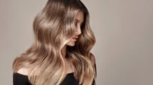 Descubre los mejores peinados de invitada según tu look y tipo de cabello, con consejos profesionales de la estilista Alessandra Chiarello.