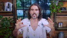 Russell Brand ha negado las acusaciones de agresión sexual