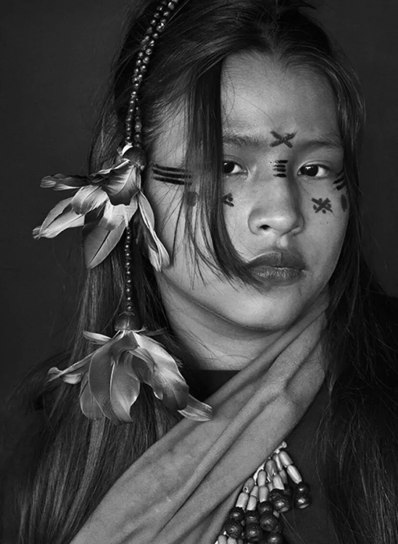 Yara Asháninka, la hija mayor de Wewito Piyáko y Auzelini. Las pinturas de su rostro indican que aún no está prometida. Río Amônia. Estado de Acre, 2016. Sebastião Salgado