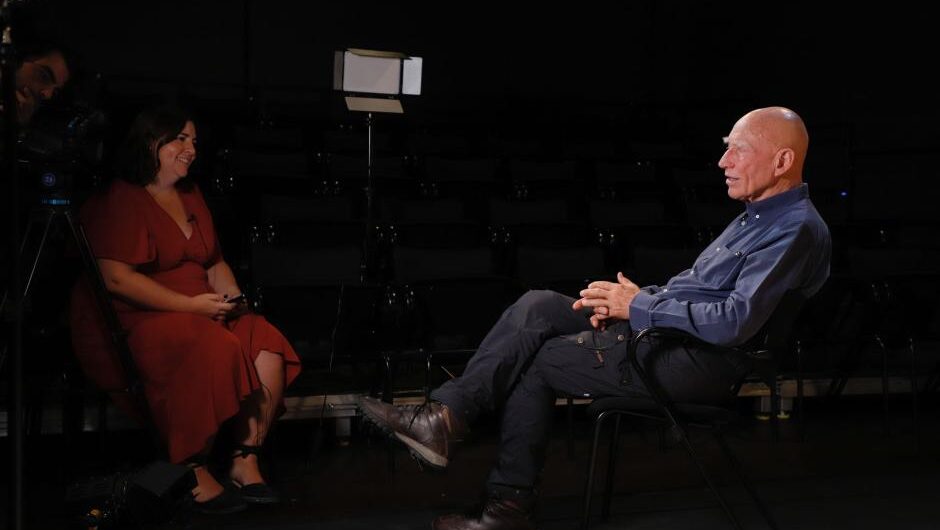 La periodista María Serrano junto al fotógrafo Sebastiao Salgado