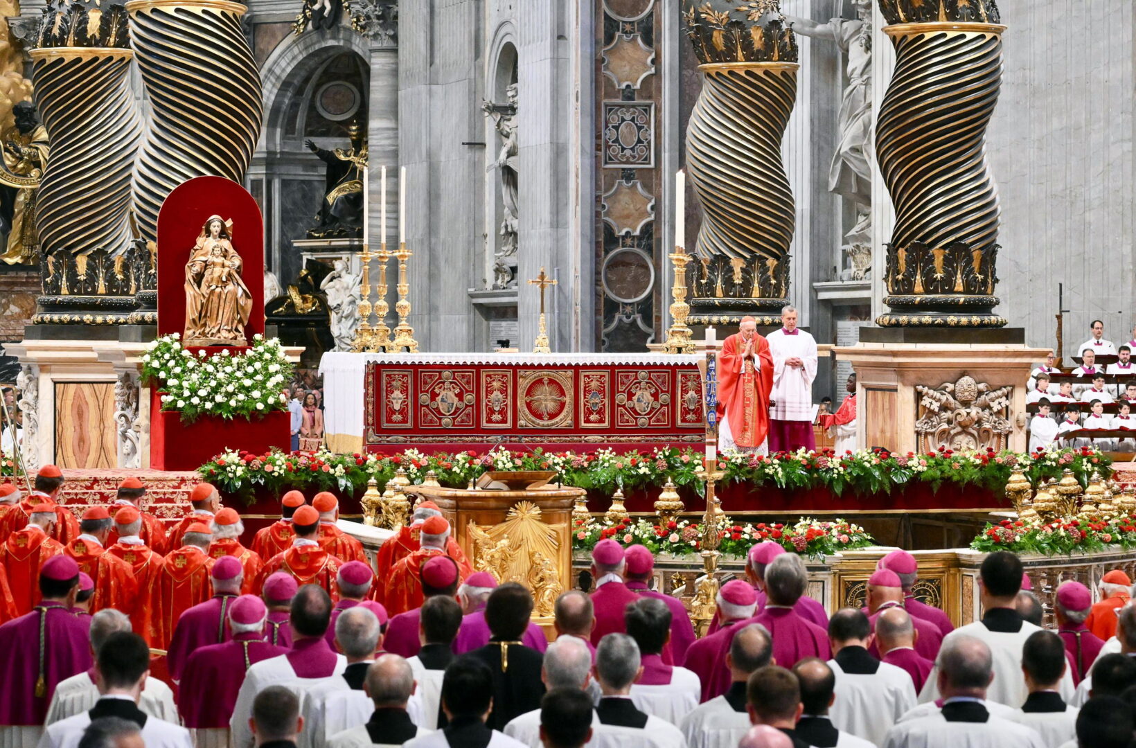 El cardenal Giovanni Battista Re ha oficiado la misa 'Pro eligiendo Pontifice' en la basílica de San Pedro