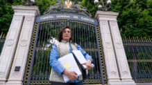 La capitán Cebolledo, en la puerta del Cuartel General del Ejército con sus denuncias