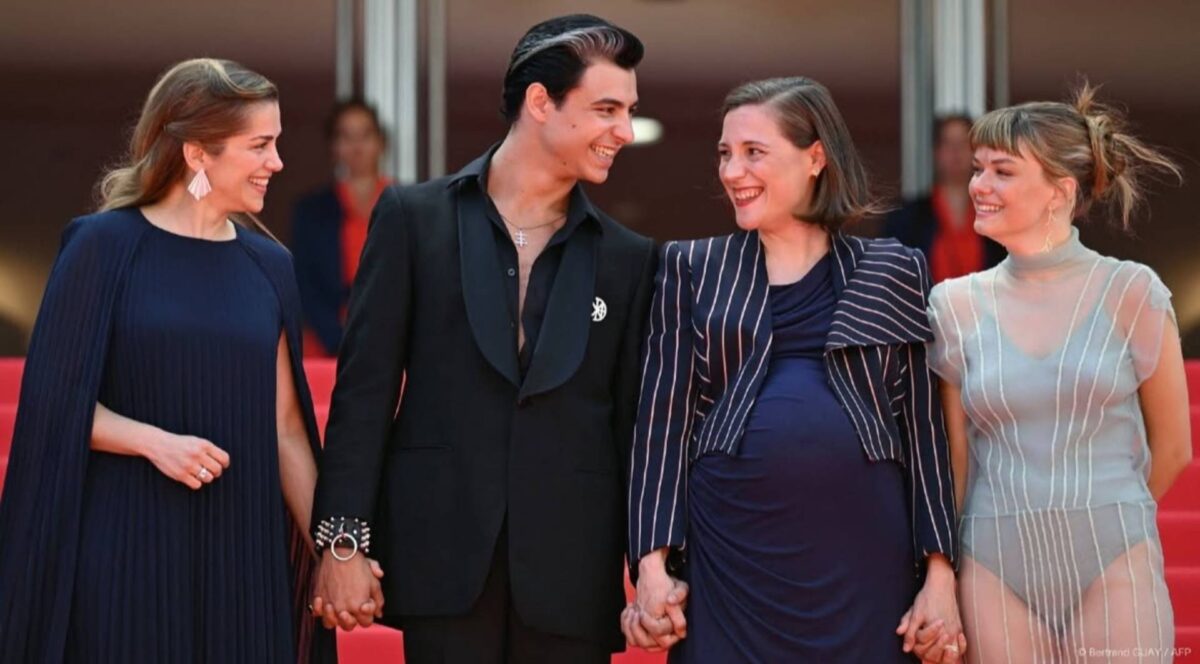 La productora María Zamora, el actor Mitch, la directora Carla Simón y la actriz Llúcia Garcia en la alfombra roja del Festival de Cine de Cannes