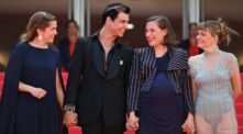 La productora María Zamora, el actor Mitch, la directora Carla Simón y la actriz Llúcia Garcia en la alfombra roja del Festival de Cine de Cannes