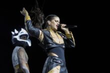 Rosalía cantando
