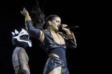 Rosalía cantando