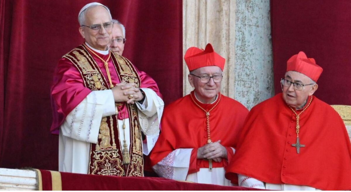 El Papa León XIV junto al cardenal Parolin en el balcón de la basílica de San Pedro