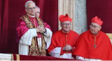 El Papa León XIV junto al cardenal Parolin en el balcón de la basílica de San Pedro