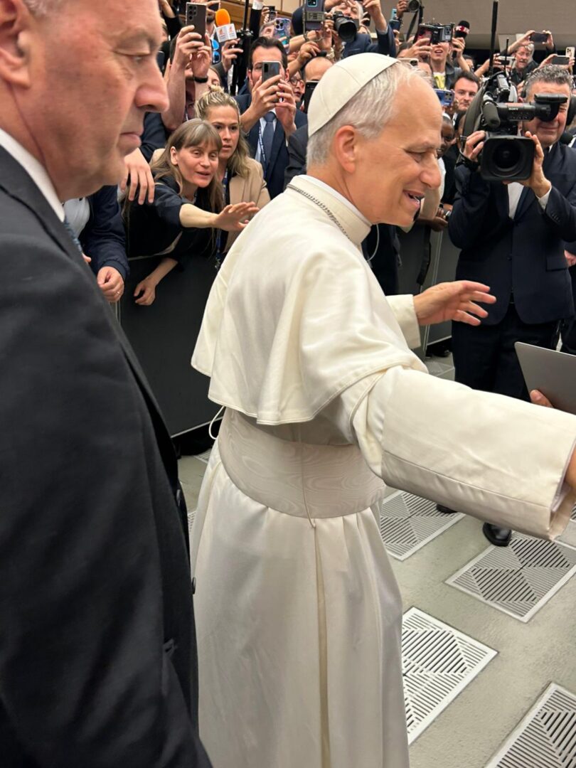 El Papa León XIV, junto a los medios de comunicación.
