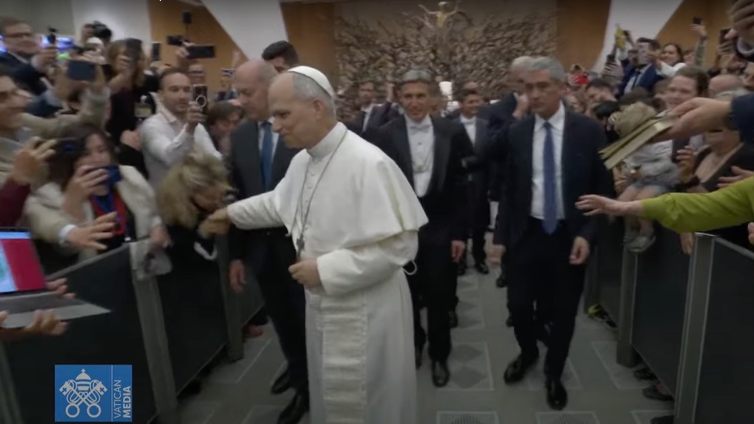 El Papa León XIV saluda a las periodistas de Artículo14 María Pelayo y María Serrano