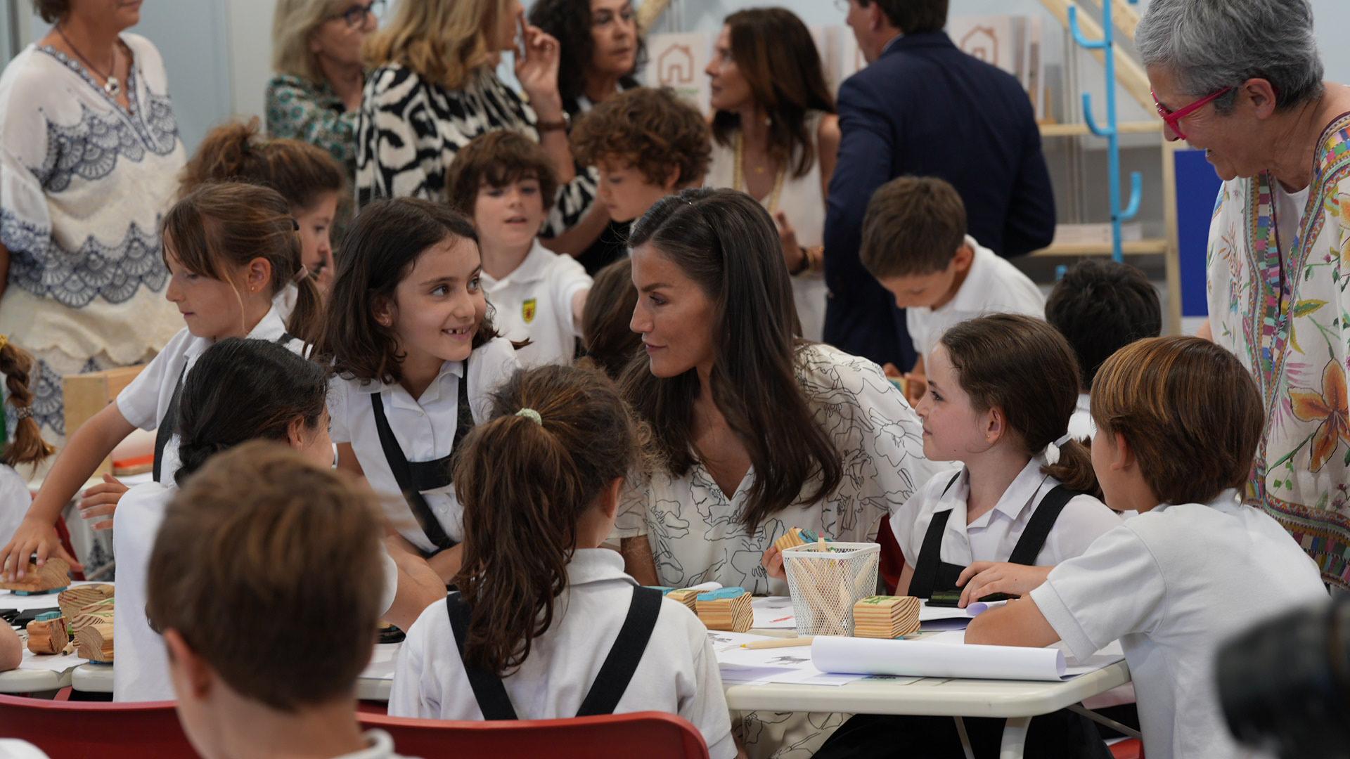 La Reina Letizia, en un taller de ilustración de cuentos infantiles en el pabellón infantil de la Feria del Libro de Madrid
