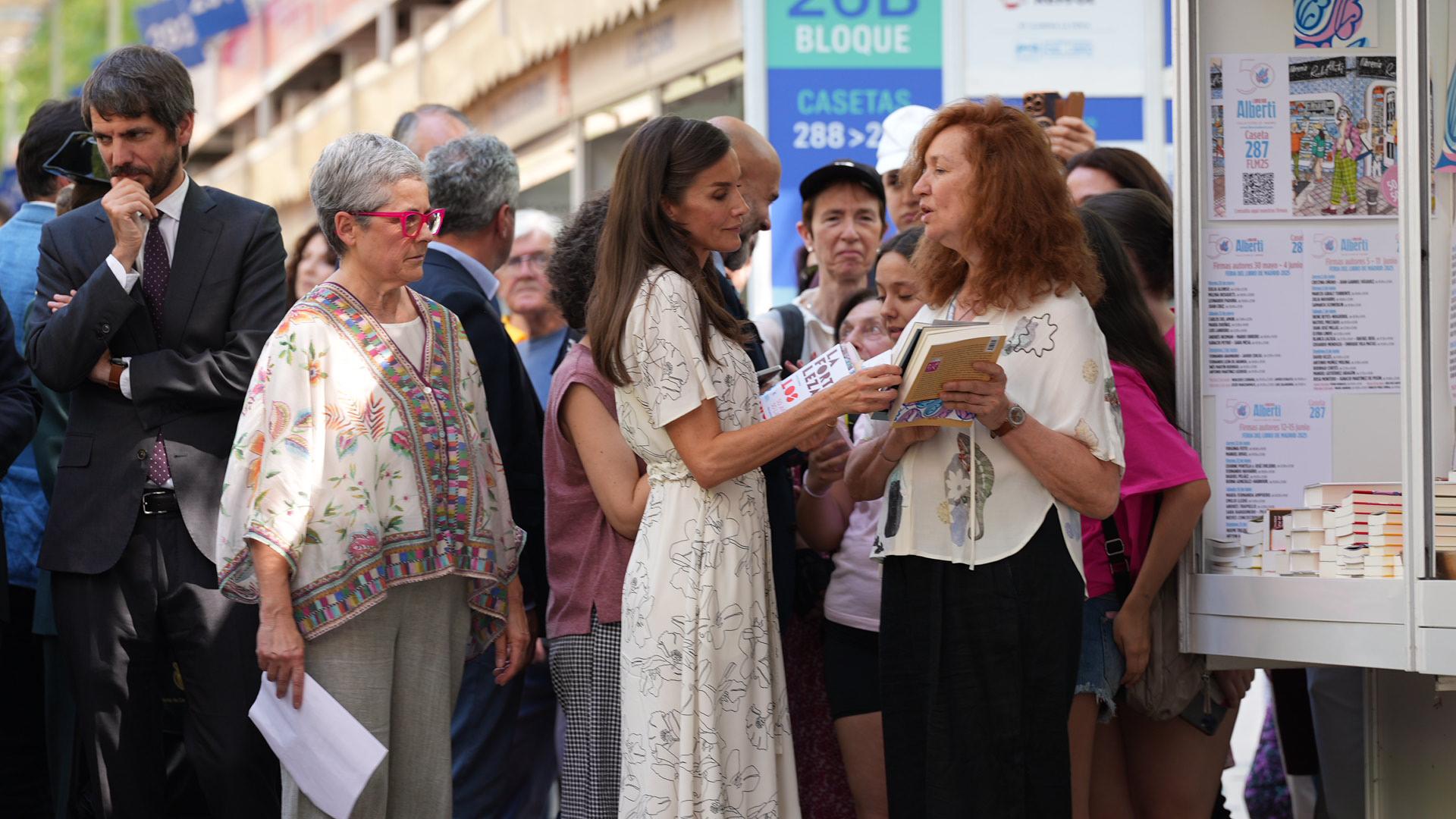 La Reina Letizia frente a la Librería Alberti con su directora, Lola Larumbe. Detrás de ella la directora de la Feria del Libro, Eva Orúe, y el ministro de Cultura, Ernest Urtasun