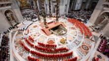 La misa "Pro eligendo pontifice", que oficia el decano del colegio cardenalicio, Giovanni Battista Re, comenzó este miércoles en la basílica de San Pedro ante la presencia de los 133 cardenales