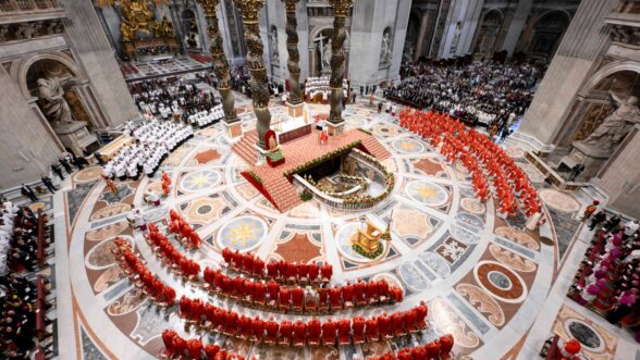 La misa "Pro eligendo pontifice", que oficia el decano del colegio cardenalicio, Giovanni Battista Re, comenzó este miércoles en la basílica de San Pedro ante la presencia de los 133 cardenales