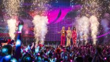 Las presentadoras anuncian los votos durante la final de Eurovisión 2025
