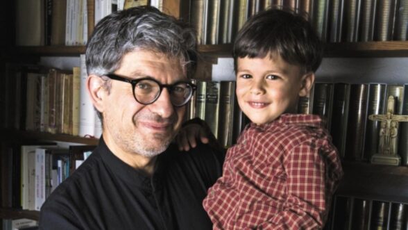Fabrice Hadjadj con uno de sus hijos