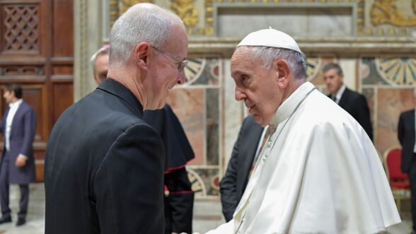 El sacerdote jesuita James Martin junto al Papa Francisco