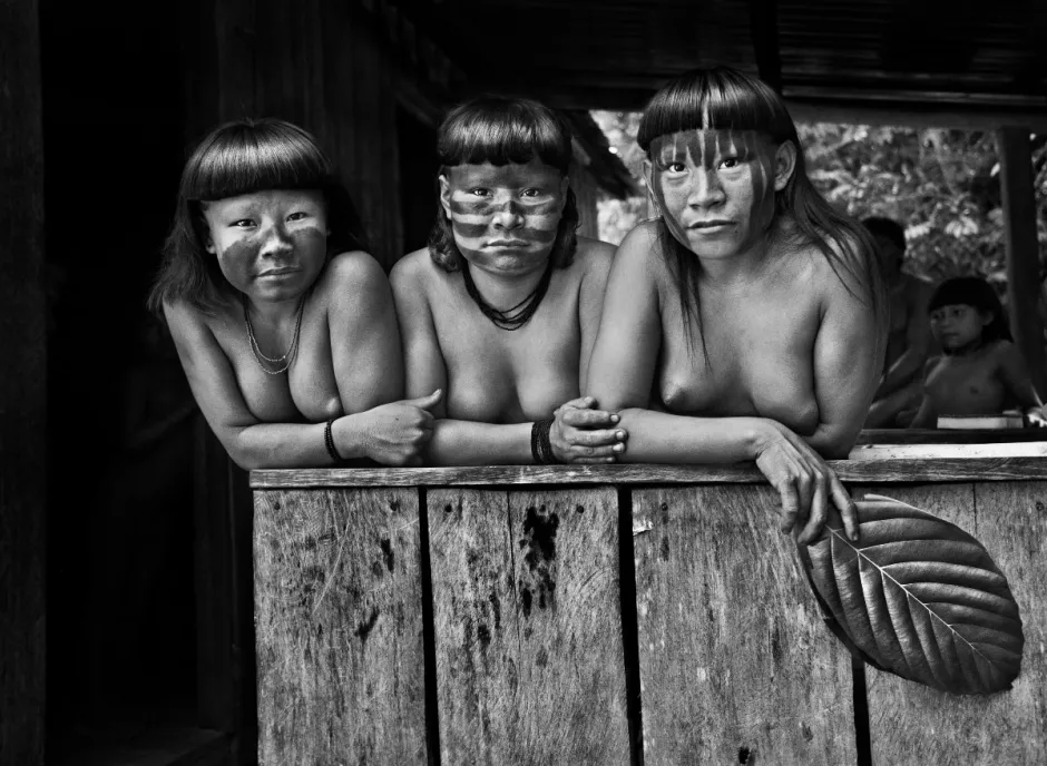 Las primas Hahani, Tiniru y Ugunka en el centro de salud de SESAI cercano al canal Pretão (que los indígenas llaman Jukihi). Tierra indígena suruwahá. Estado de Amazonas, 2017Sebastião Salgado