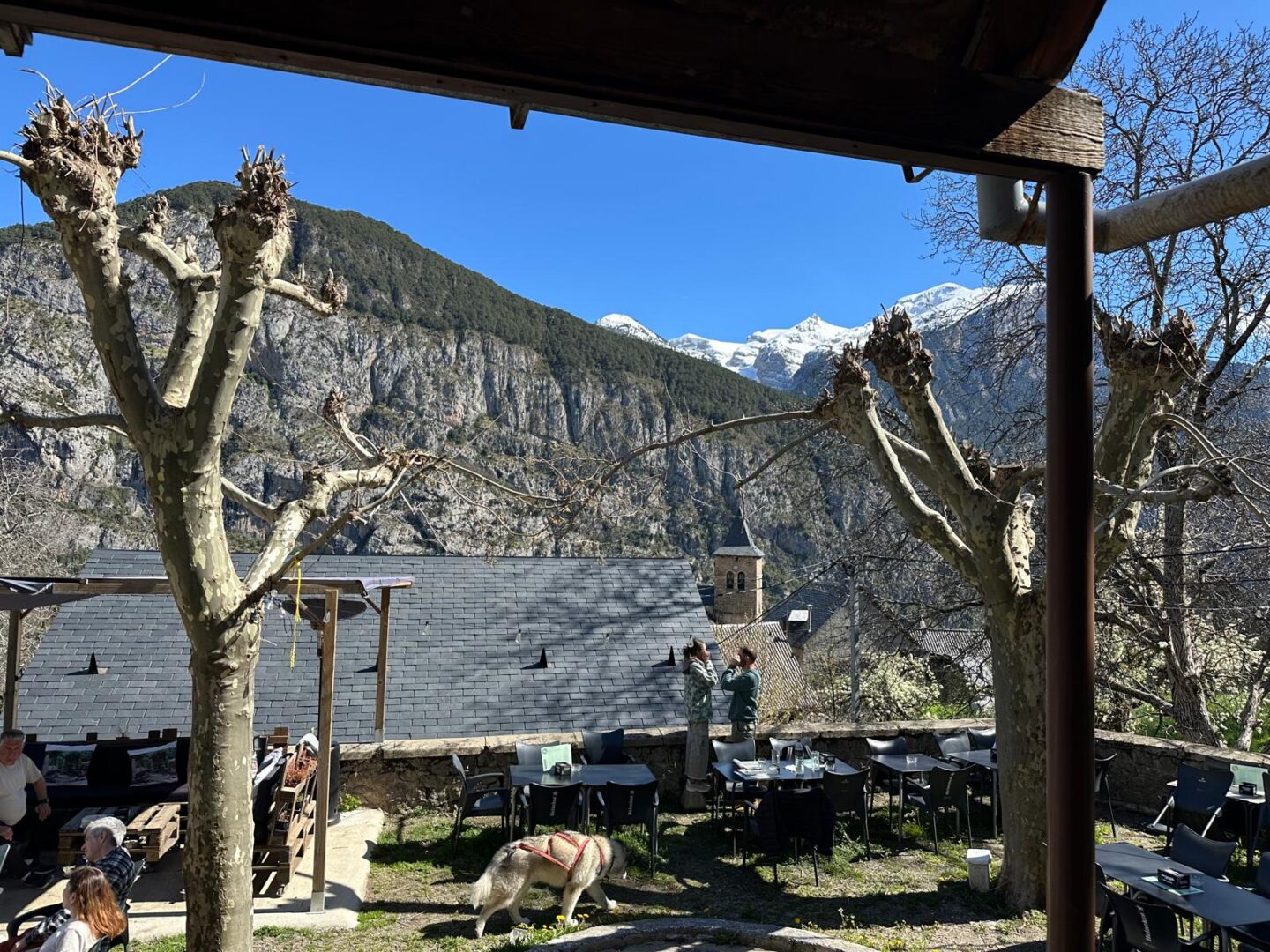 El pueblo del Pirineo sin turismo que tiene la mejor terraza de España El pueblo del Pirineo sin turismo que tiene la mejor terraza de España