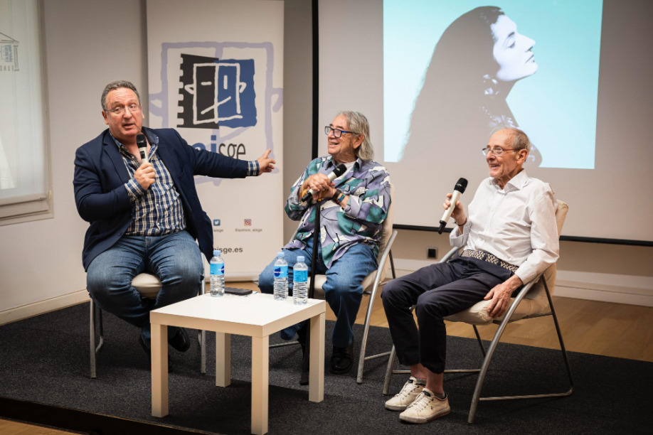 2.- Abel Martín (izq.), director general de AISGE, Lucio Romero, actor, amigo de Juanita Reina y coleccionista (centro) y Emilio Gutiérrez Caba, presidente de AISGE, en la inauguración de la exposición