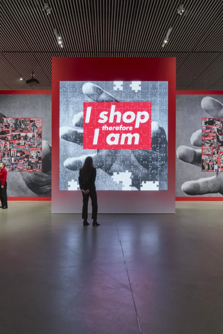 Imagen de la exposición 'Another day. Another night', la primera retrospectiva de Barbara Kruger, en el Museo Guggenheim de Bilbao