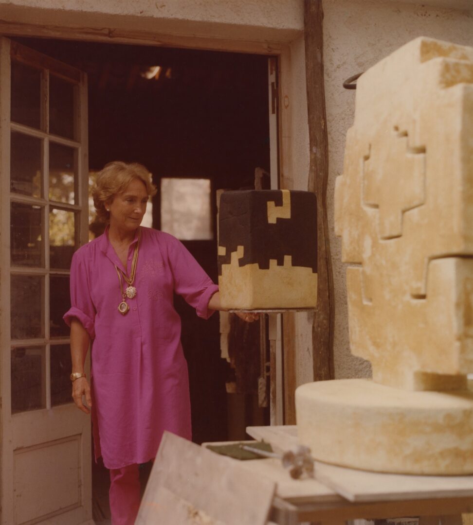 Pili junto a varias obras en tierra chamota de Chillida en el taller de Saint Paul de Vence, 1979