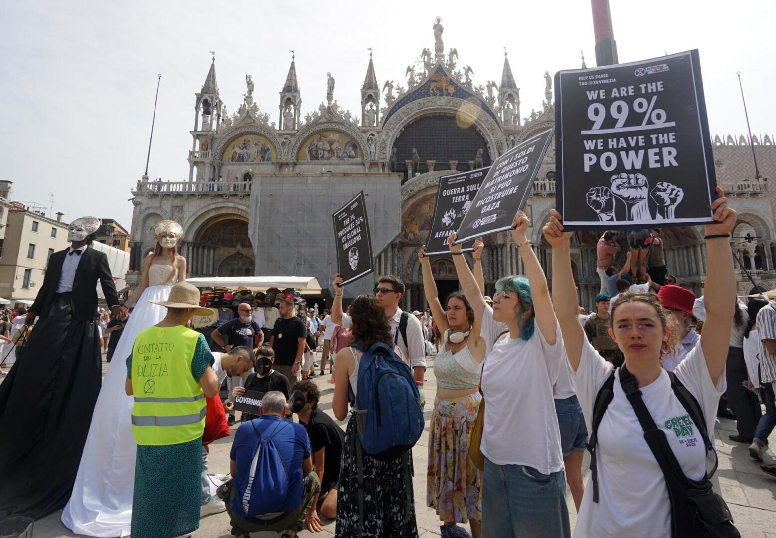 Activistas protestan en la Plaza de San Marcos la boda de Bezos y Sánchez