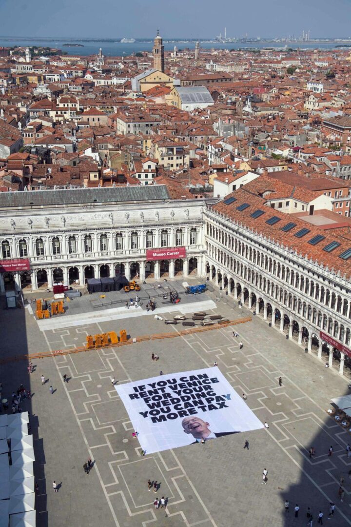 Carteles en Venecia que protestan la boda de Jeff Bezos