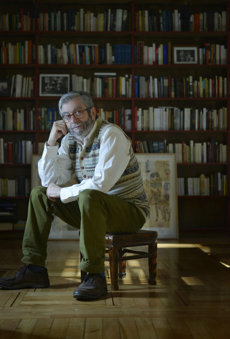 El escritor Antonio Muñoz Molina, en su biblioteca