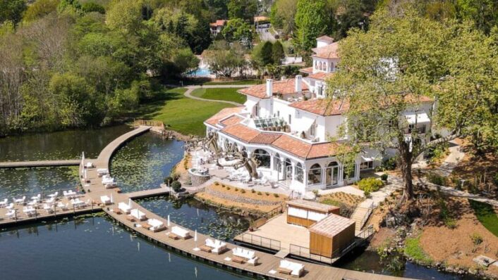 Chateaux Brindos, un espléndido castillo ubicado a los pies de un lago con leyenda, un hotel del lujo lleno de encanto situado en la costa vascofrancesa