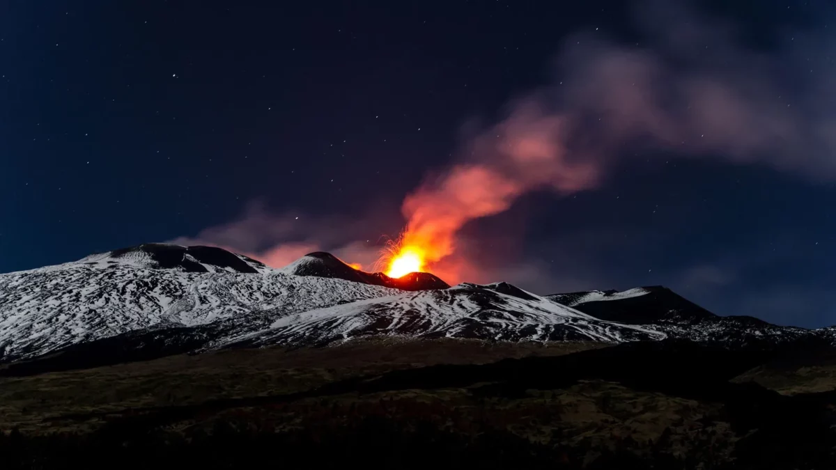 El Etna en erupción de noche