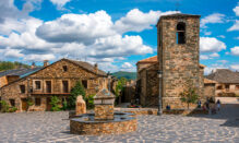 El pueblo de arquitectura negra en Guadalajara, Valverde de los Arroyos