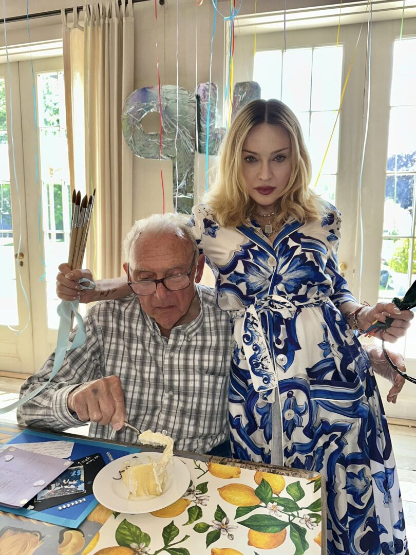 Madonna junto a su padre Silvio Ciccone festejando su 94 cumpleaños