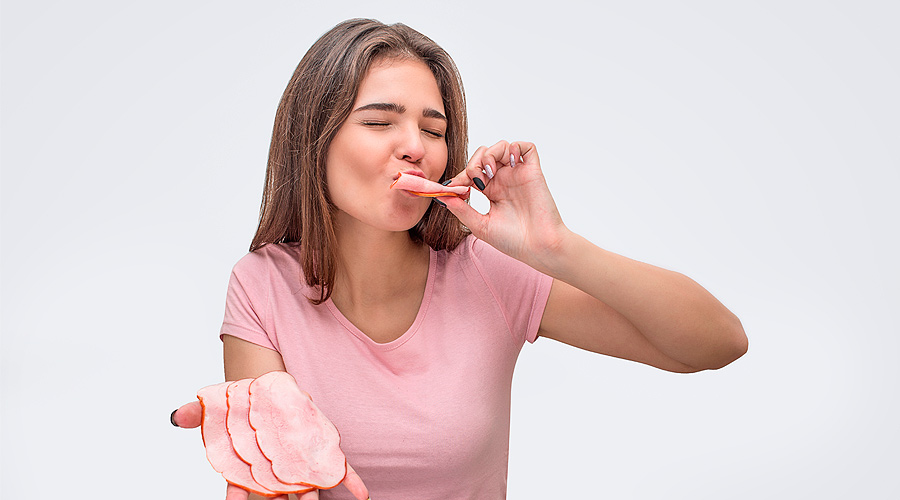 Mujer come jamón curado durante el embarazo Mujer come jamón curado durante el embarazo