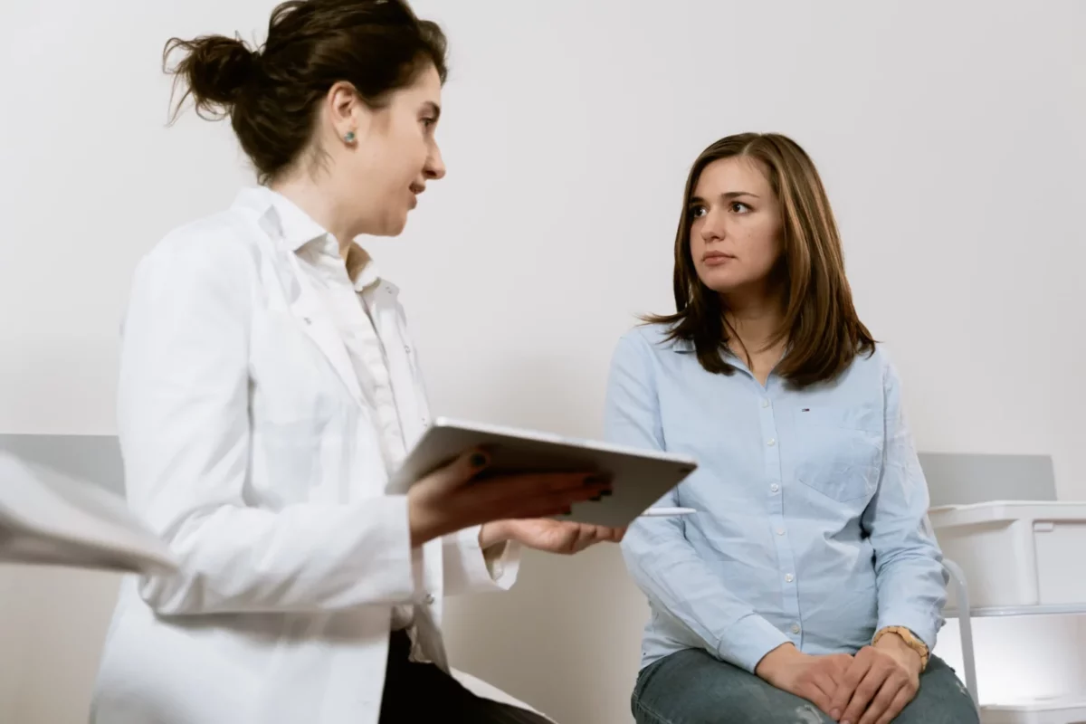 Mujer en consulta sobre el tratamiento de fertilidad