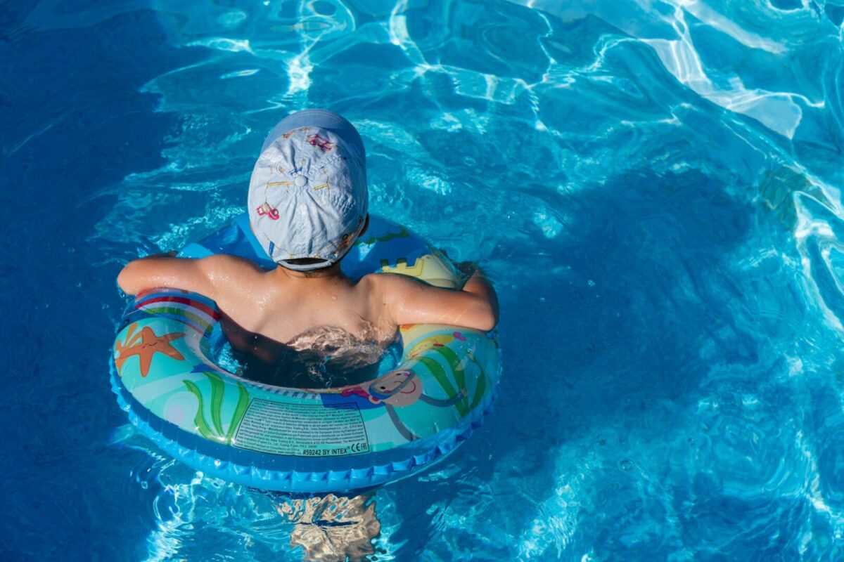 Niño bañándose en la piscina, así se evita su ahogamiento