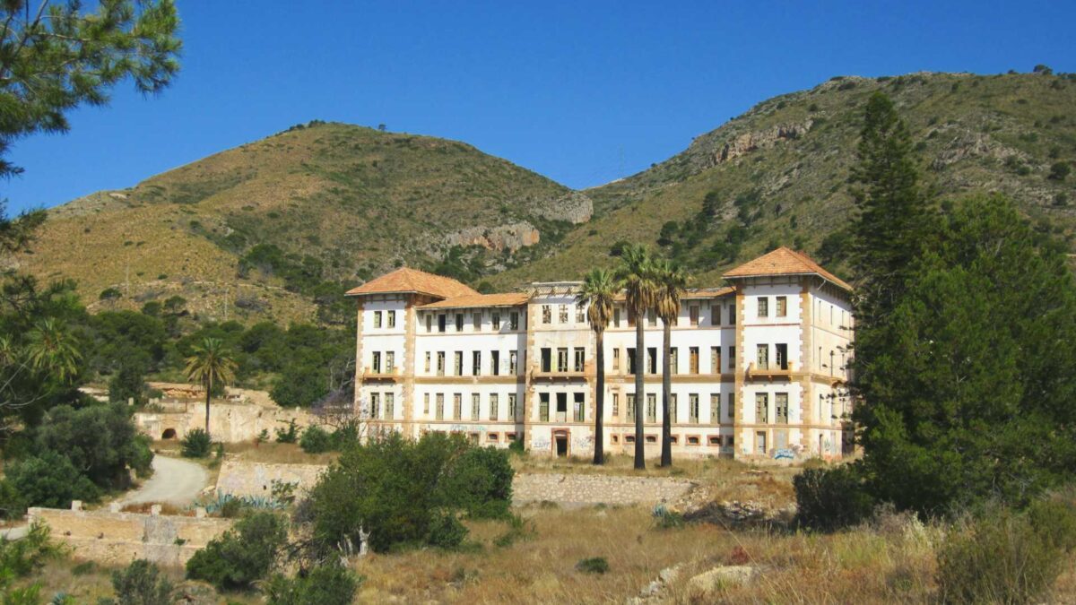 Pueblo con un balneario abandonado en Alicante