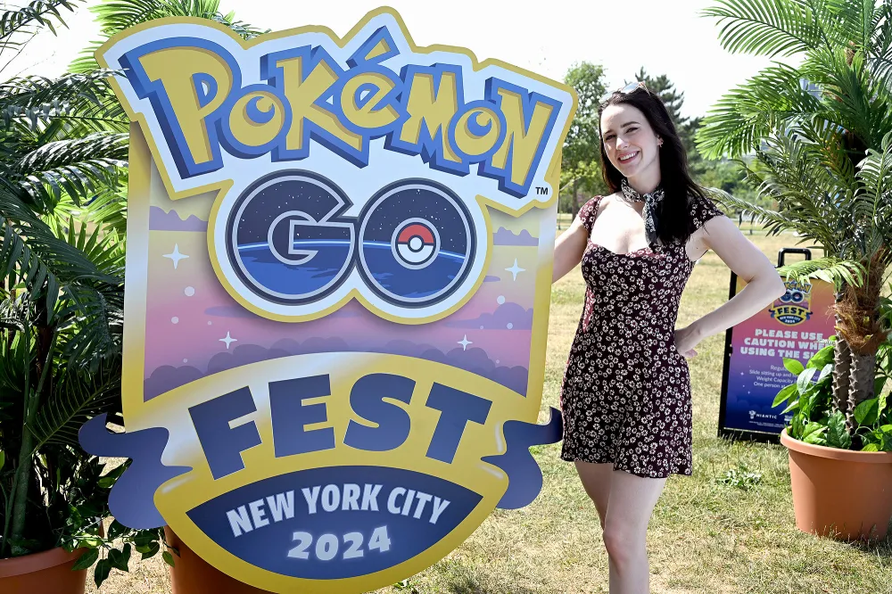 Rachel Brosnahan posa en un torneo de Pokemon GO