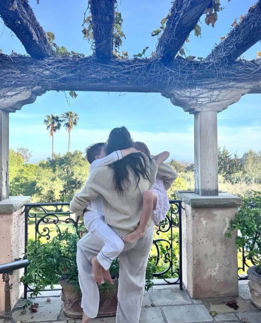 Meghan junto a sus hijos, el príncipe Archie y la princesa Lilibet
