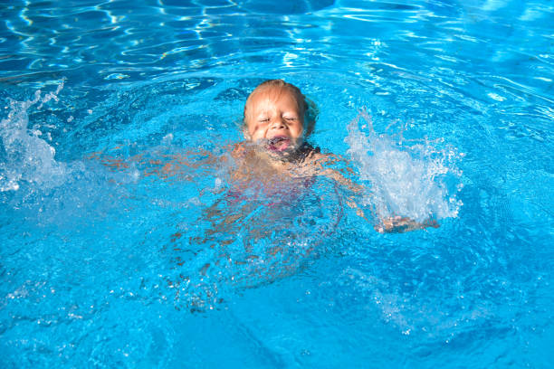 Un niño que parece sufrir ahogamiento en una piscina
