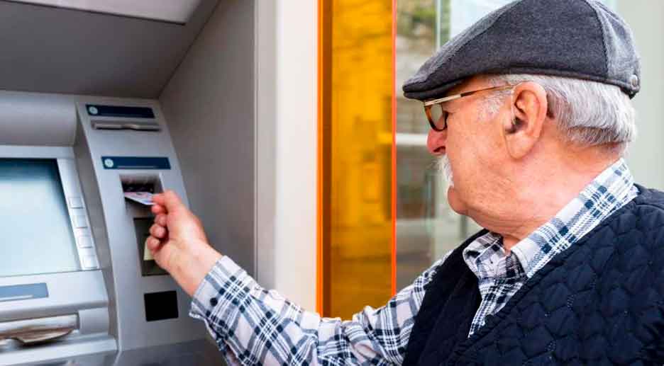 Un pensionista retira dinero de la paga extra