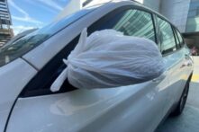 Bolsa en un retrovisor de coche - Sociedad