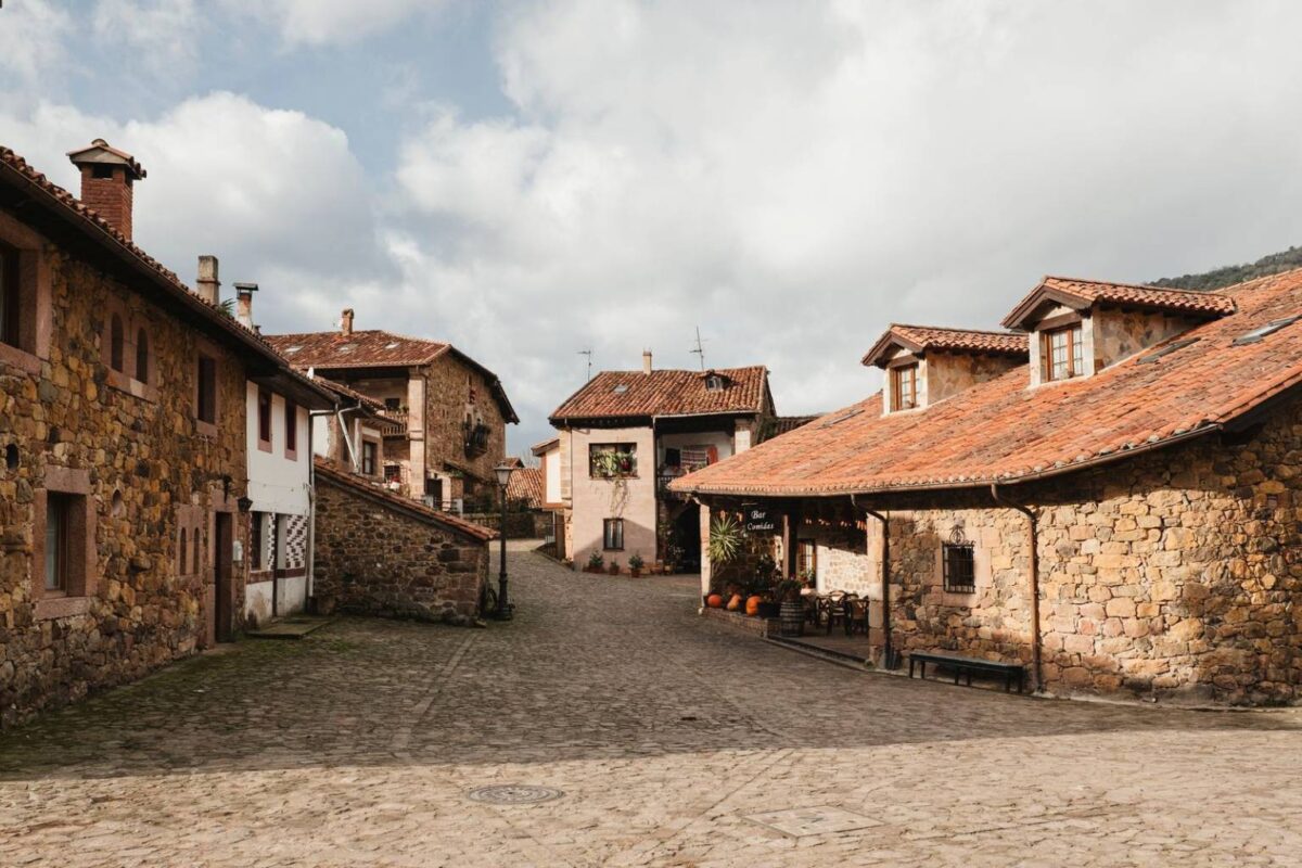 Carmona (Cantabria) - Sociedad