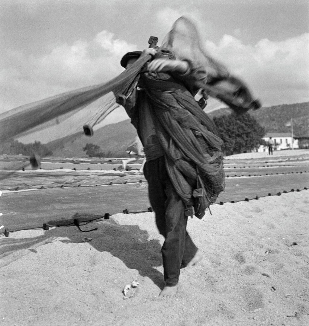 'Pescador recogiendo redes en la Playa Grande de Tossa de Mar', de Dora Maar. Barcelona, 1933. Arxiu Nacional de Catalunya Vegap