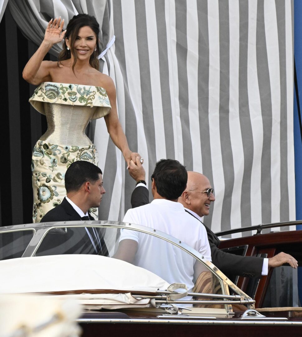 Lauren Sánchez saliendo del Aman en un Schiaparelli