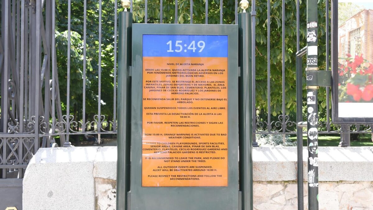 Aviso de alerta naranja en el Parque del Retiro, lo que provoca el cierre de la Feria del Libro de Madrid