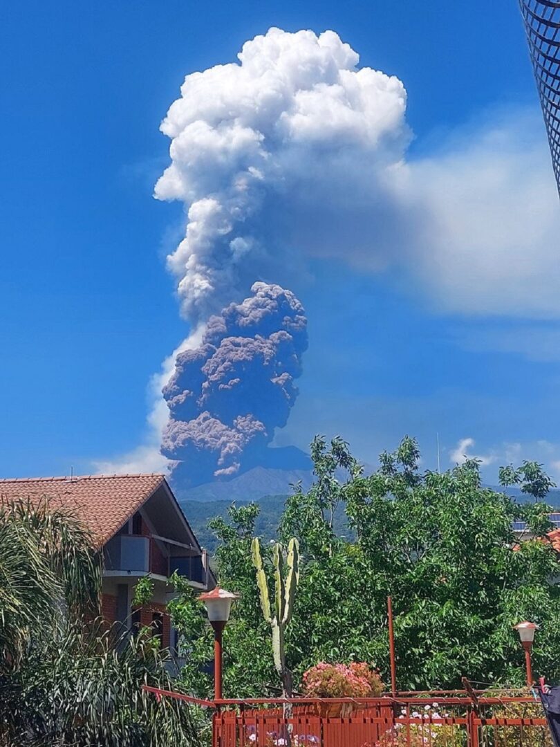 El Etna entra en erupción: miles de turistas huyen para salvar sus vidas El Etna entra en erupción: miles de turistas huyen para salvar sus vidas