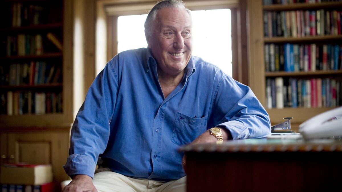 El escritor británico Frederick Forsyth