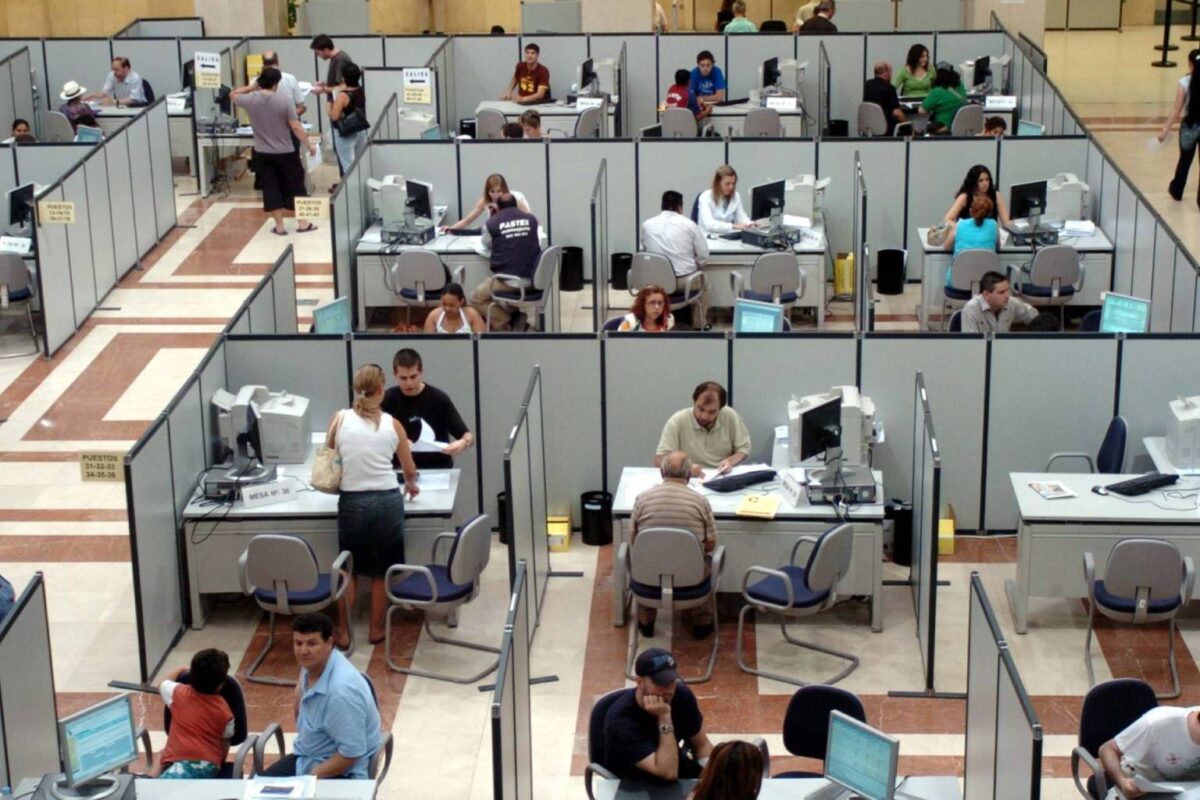 Funcionarios administrativos en España - Economía
