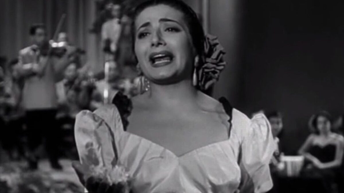 Juanita Reina interpretando la mítica copla' Yo soy... esa', en la película 'Aeropuerto' (1953), de Luis Lucia